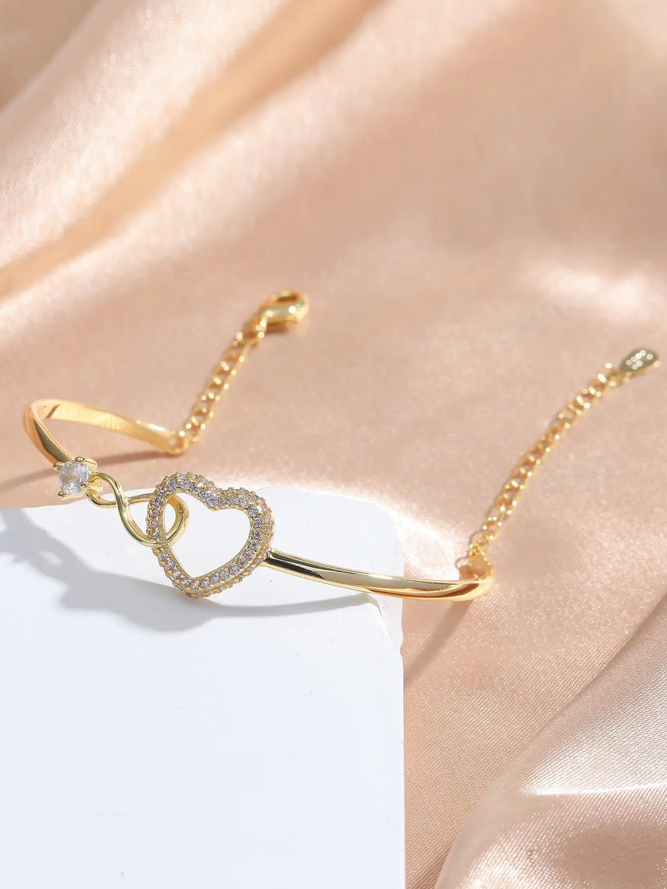Chain Hollowed Heart Shape Bracelet Elegant High-Grade Design Female gomuto.com